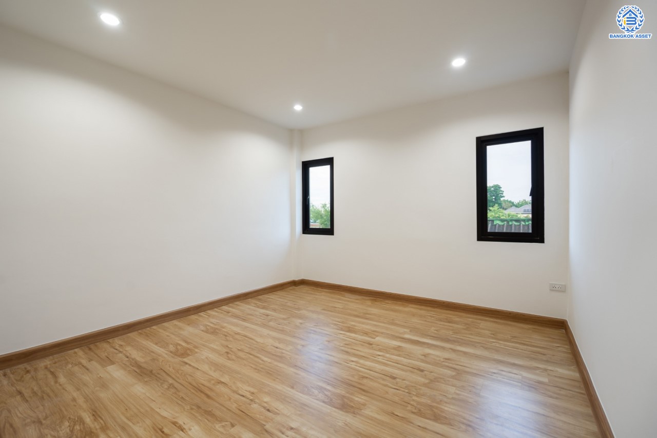 บ้านมือสองตกแต่งใหม่ ดีไซน์สวย ม.บ้านช่อชัยพฤกษ์ จรัญฯ-ปิ่นเกล้า เนื้อที่ 47.5 ตร.ว. ฟังก์ชัน 3 ห้องนอน 3 ห้องน้ำ จอดรถได้ 2 คัน รองรับทุกกิจกรรม บนทำเลเชื่อมต่อหลายเส้นทาง ใกล้จุดขึ้นทางด่วน "ศรีรัช" และรถไฟฟ้าสายสีแดง "สถานีบางบำหรุ"